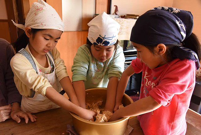 味噌の仕込みを手伝う子どもたち