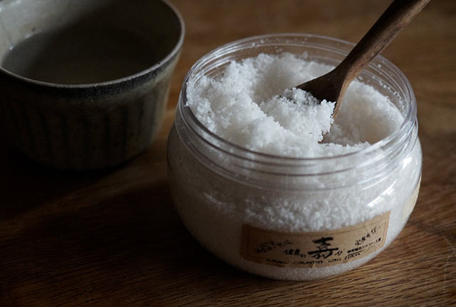 小さい容器に入った塩
