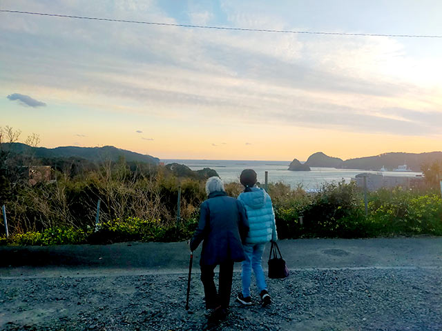下田の海が見える丘を散歩中の津留崎さんの母と娘