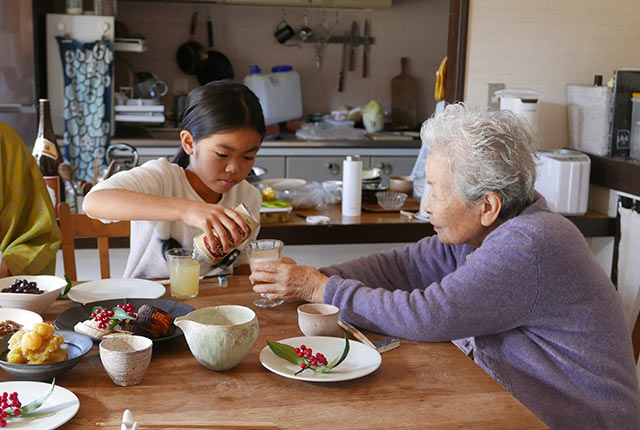 家族揃って食卓を囲む