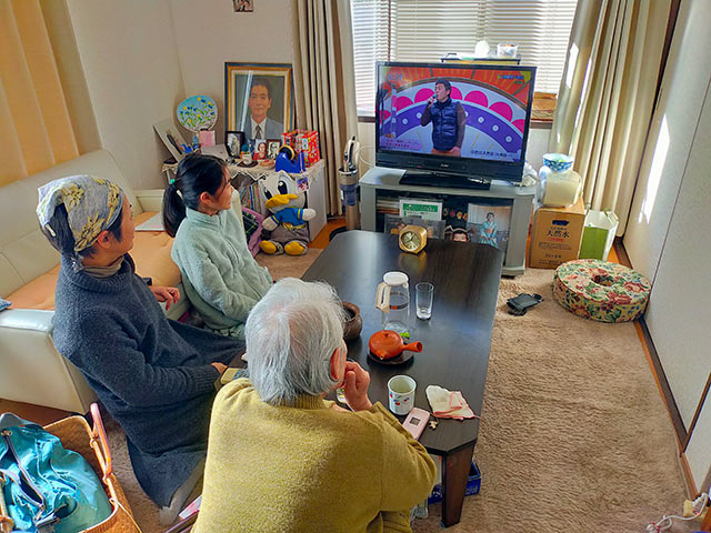 津留崎さんの母の家でみんなでテレビ鑑賞