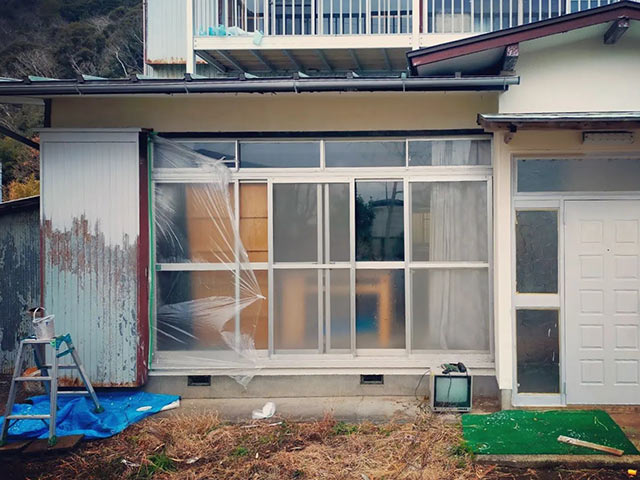 サッシを入れ替え外壁を塗装中