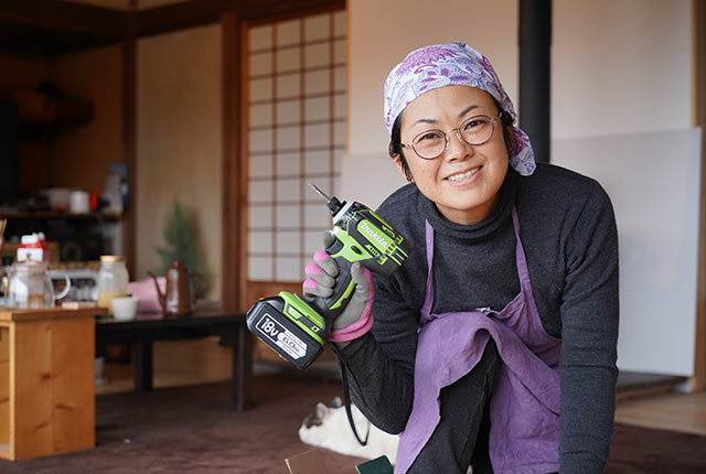 電動工具を手にする津留崎徹花さん