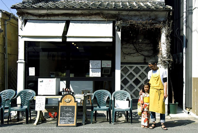 〈TableTOMATO〉の店先に立つ津留崎さん