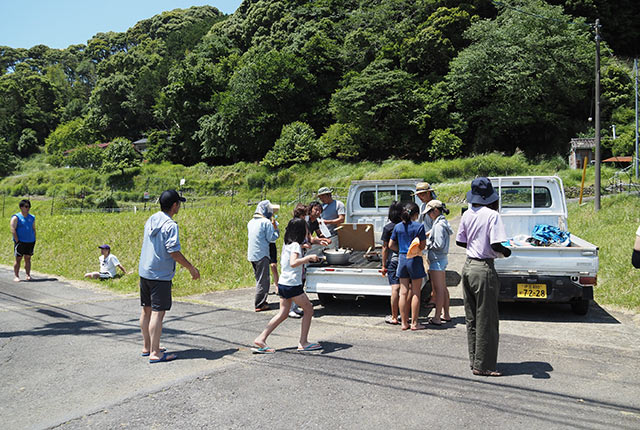 軽トラックの荷台でカレーを配膳