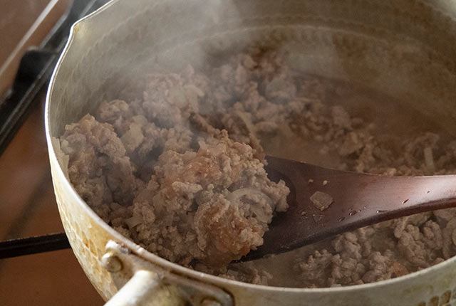 豚挽肉と玉ねぎのみじん切り、梅干しを煮る