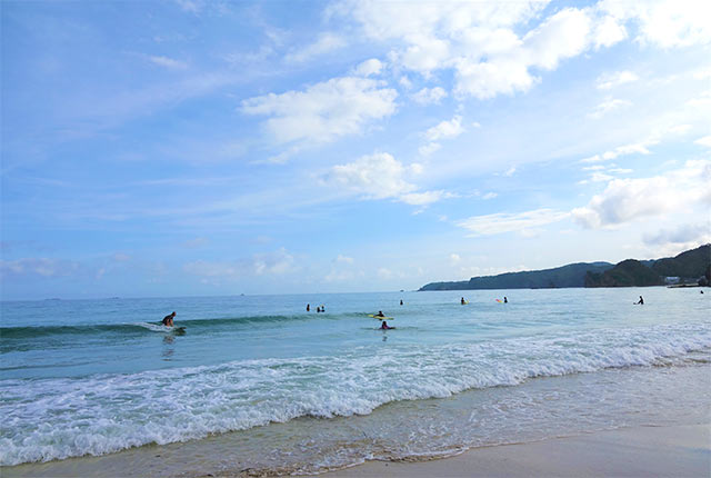 多々戸（たたどはま）浜海水浴場でサーフィンを楽しむ人たち