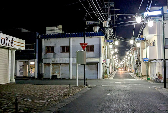 夜の下田の商店街