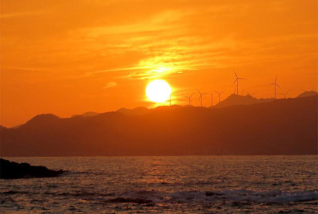 海の先に見える巨大な風力発電用の風車