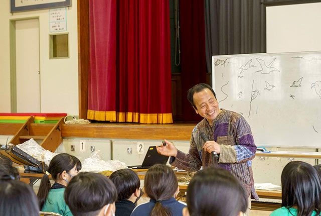 特別授業で話をする鈴木まもるさん