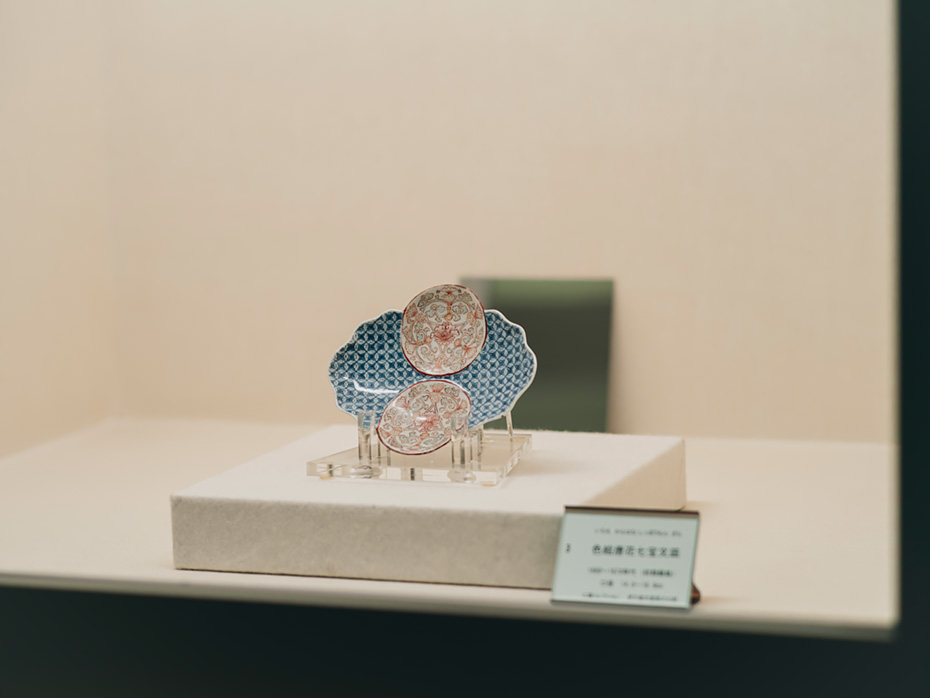 初期に作られた色絵唐花七宝文皿（いろえからはなしっぽうもんざら）