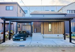 江戸箒の老舗・白木屋傳兵衛の「掛けほうき」。どこにでも掛けておける