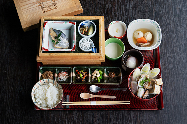 〈界〉の朝食は、美味しい。焼き魚は茶箱を模したオリジナルの容器に入っている。実際に茶箱を製作する工房に依頼しているという。