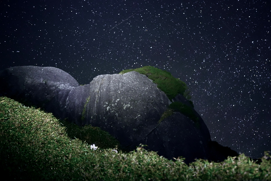 満天の星の中、歪な形をした花崗岩の間を宮之浦岳へ向かう。