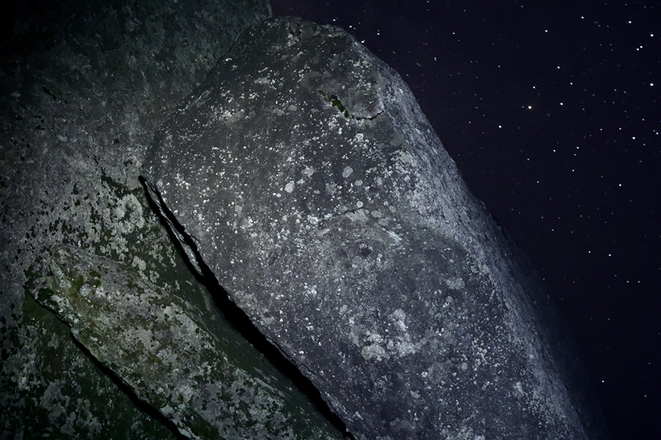 満天の星の中、歪な形をした花崗岩の間を宮之浦岳へ向かう。