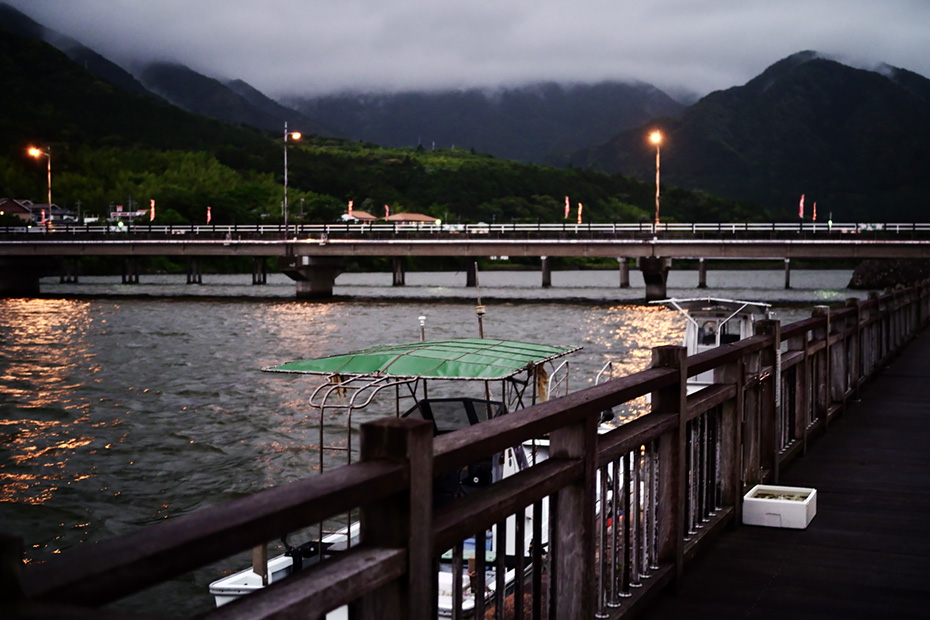 旅も終盤。夕暮れの静かな宮之浦川。奥には分厚い山の存在を感じる。