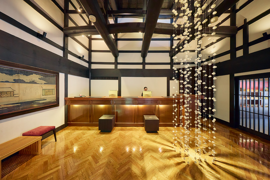 文政年間（1818〜1830年）に建てられた伝統建築をそのままフロントとして使っている。