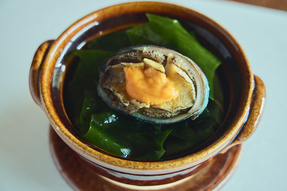 先付けには「鮑のわかめ蒸し」。ここから台の物「のどぐろとふぐのしゃぶしゃぶ」まで、北陸の海の宝が堪能できる。