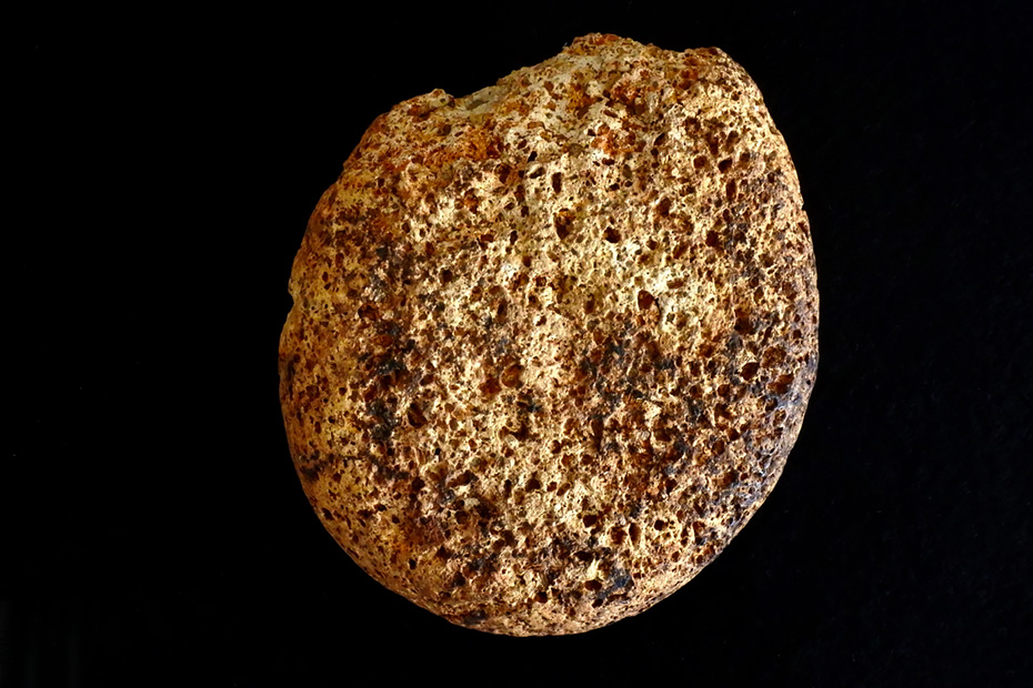 ガラ竿遺跡で発見された3万年前の石器。伊仙町歴史民俗資料館