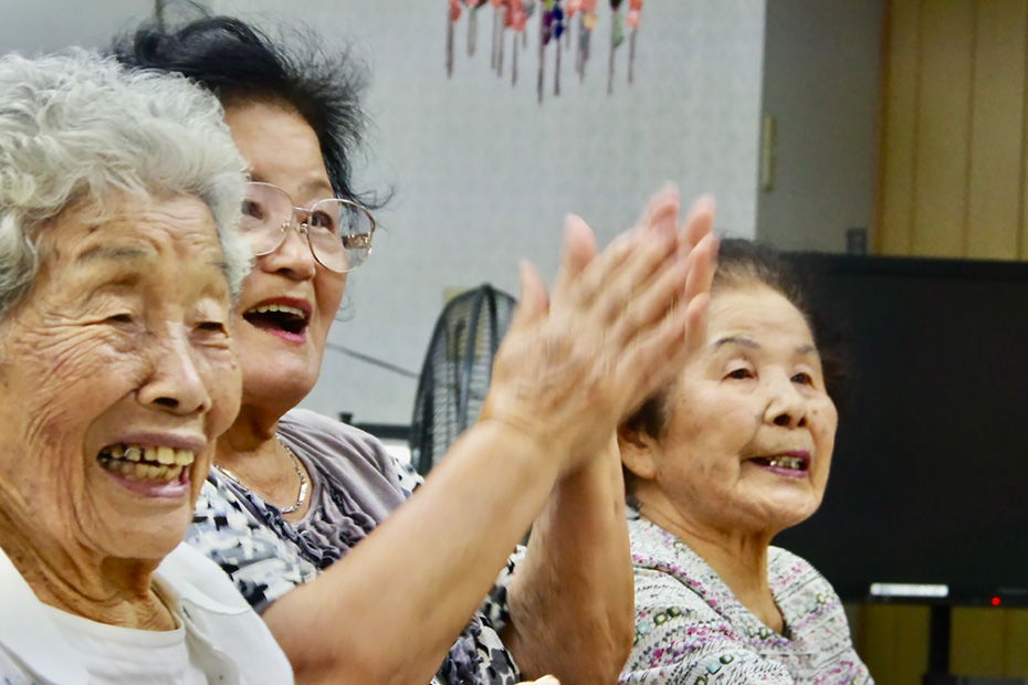 亀津島唄の会。平均年齢90歳の皆様。最高齢は97歳。