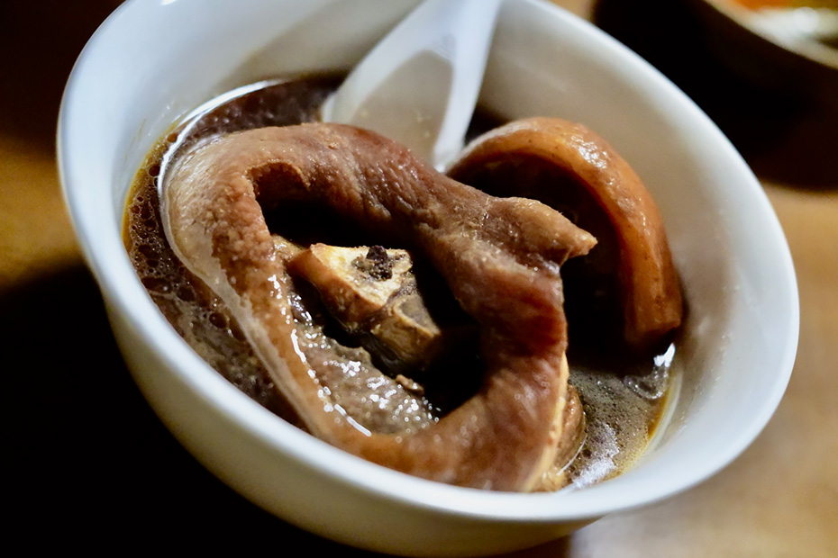 郷土料理豚のコーマキブニ（皮巻骨）の煮付け。徳之島町亀津「旬庵」にて。