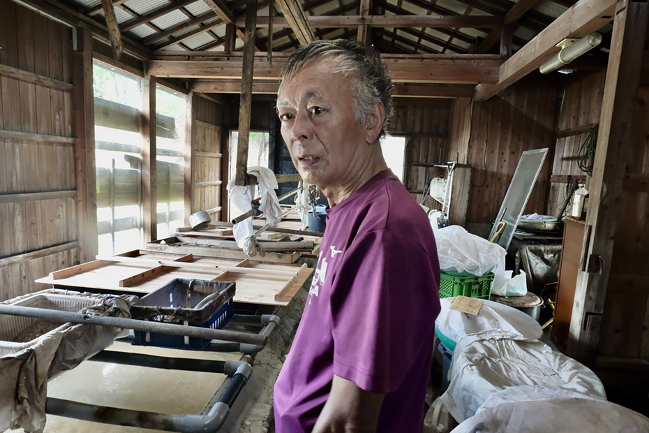 伝統的な製法で海水より塩を作る伊仙町「ましゅ屋」の水本龍太郎さん。