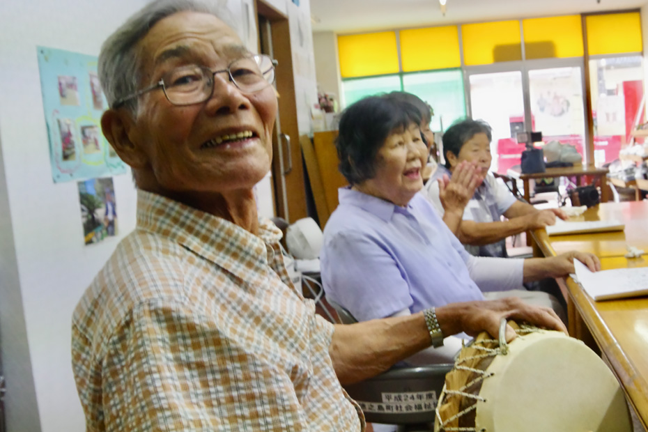 亀津島唄の会。平均年齢90歳の皆様。最高齢は97歳。