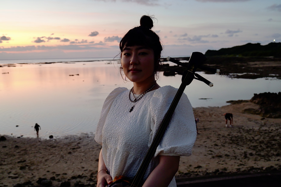 ヨナマビーチで三線を弾きながら唄っていた楠田莉子さん。