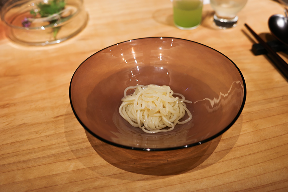 米より小麦を育てていた吉田エリアで食べられていた「吉田うどん」。麺の細さはその日の状態によって変えていて、提供直前に切っているそう。昆布だしをベースに、鹿を捌いた後の内臓を捌いて塩を加え、発酵させた「鹿醤」を数滴垂らしている。