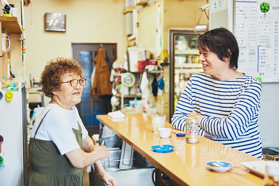 ご主人とともに店を切り盛りする眞理子さん。平日の早い時間だったので幸いにも空いていたが、普段は常連客、来訪客含めて込み合う。いろいろな魅力のある角打ちだが、瀧澤さんご夫妻のキャラクターこそがこの店に人が集う理由なのかもしれない。