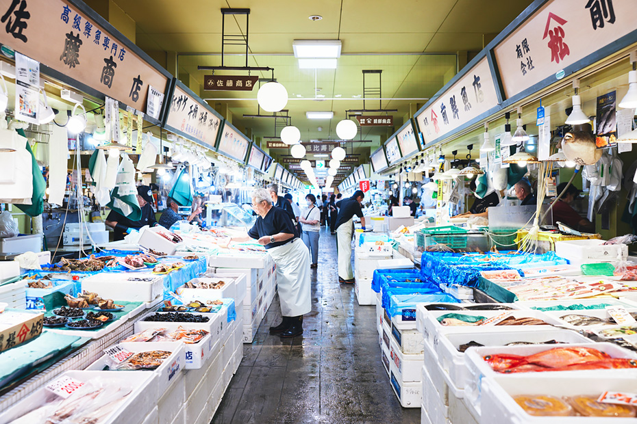 瀧澤酒店さんから歩いて10分ほど。市電新川町電停からもすぐのロケーション。場内は喧騒ではなくむしろ落ち着いた雰囲気。観光客も見かけるが、地元で愛されている日常の場という雰囲気だ。毎月８日、18日、28日は「自由８の市」として全店合同の特売日が開催される。
