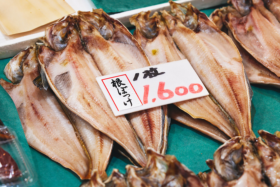 干物の専門店で、特にほっけの品ぞろえは豊富。漁場や季節によって干し方も変えるというこだわり。かなり大ぶりなサイズの根ぼっけが1600円程度と、市場ならではの価格も魅力。