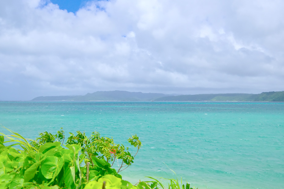名護・屋我地島より沖縄島北部を望む。