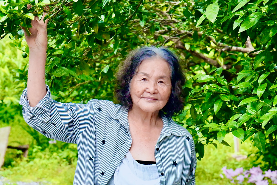 畑で様々な植物を育てている吉子さん。
