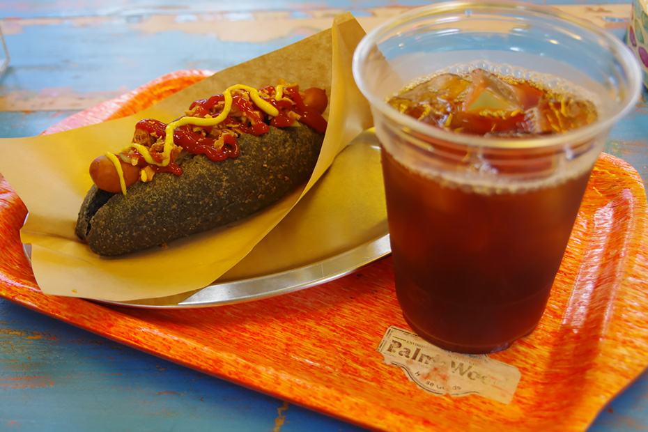 コーヒー豆の炭を練り込んで作ったパンとコーヒーでボイルされたソーセージのホットドックとオリジナルブレンド