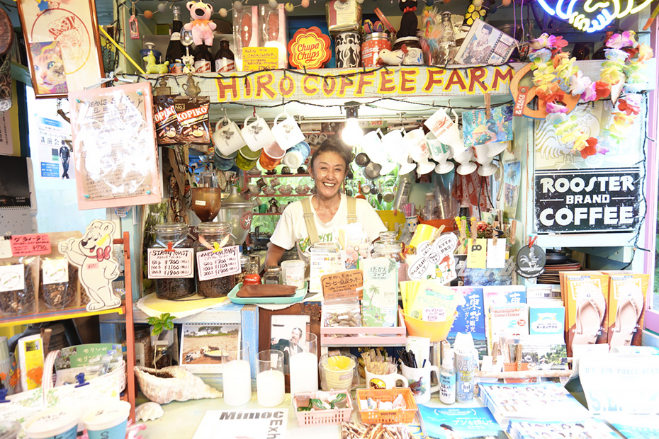 店主のパワフルな朋子さんとカラフルな店内。どちらも全力だがお話を伺うと全てに物語が込められていた。