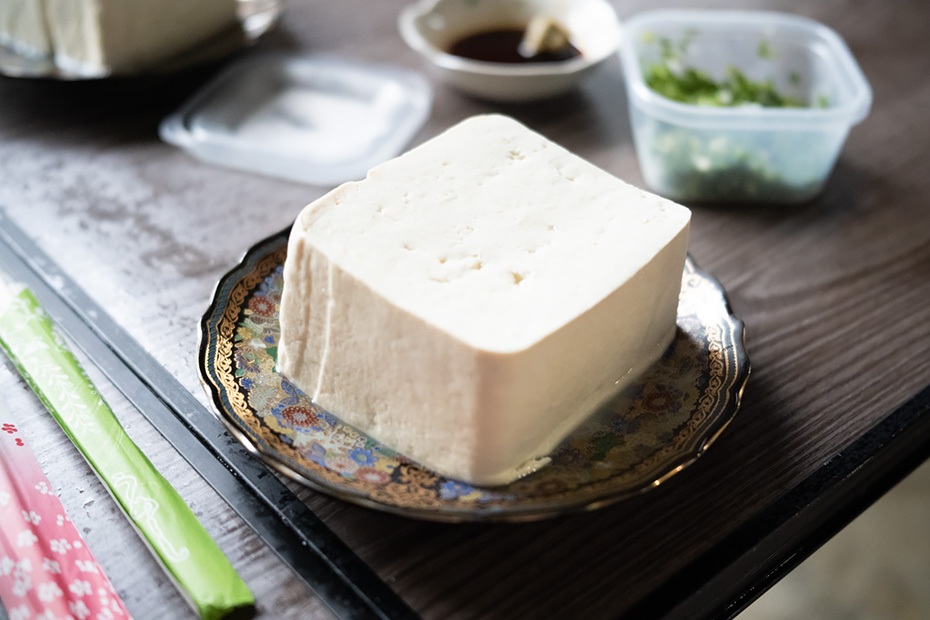 出来立ての島豆腐はまだ暖かい。塩味と甘みが絶妙だった。