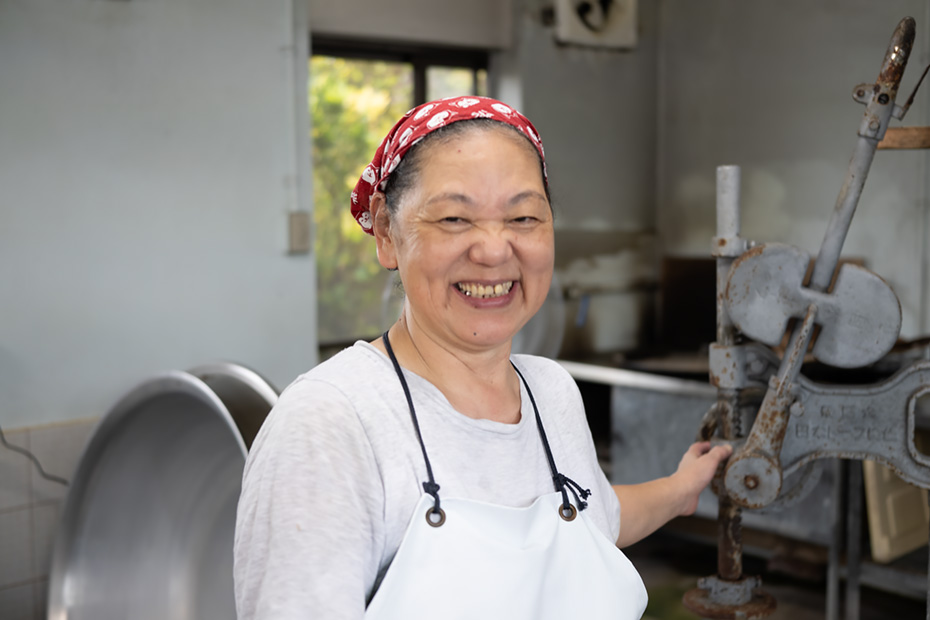 毎朝2時過ぎから仕込みをしている。元気いっぱいの金城えつ子さん。