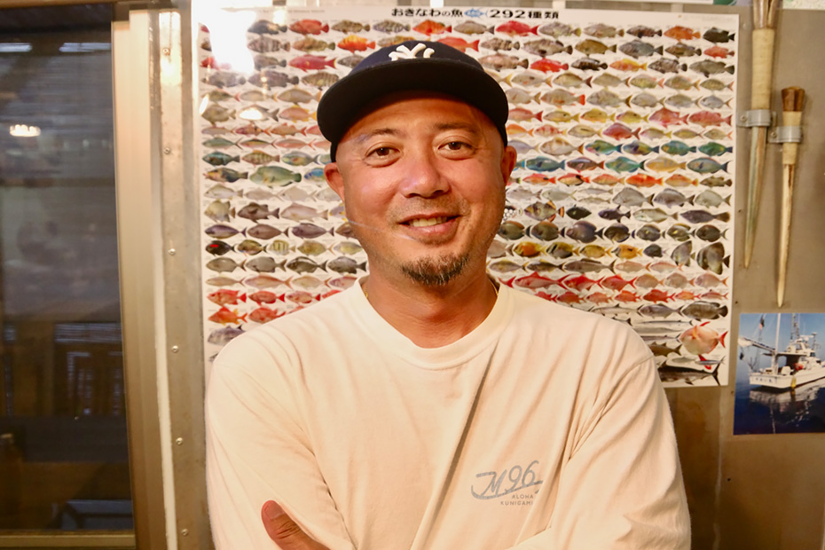 海水を汲む海人の玉村和也さん。豆腐屋さんの近くで自らのマグロを提供している居酒屋「M９６」を週1日だけopenしている