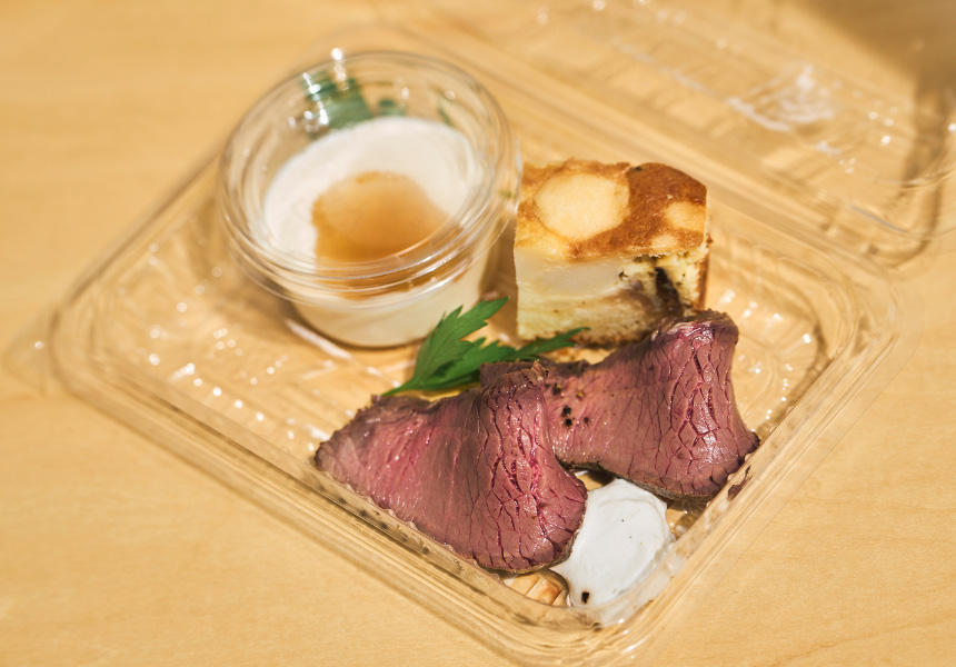 オードブル盛り合わせは、鹿モモ肉のロースト、ベーコンと男爵芋のキッシュ、ホワイトコーンムースの3品。