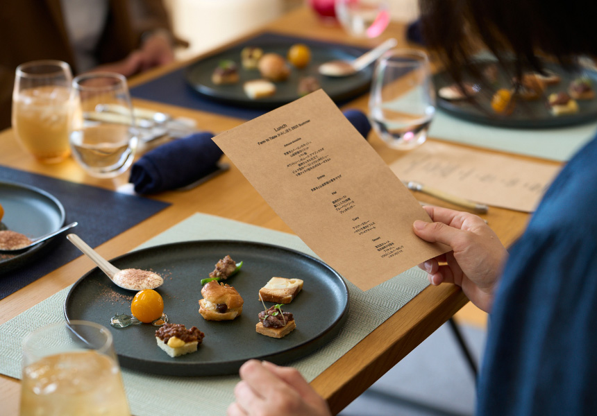 メニューと照らし合わせて食べる人も多数。メニューの裏面には食材と生産者のリストが記されています。