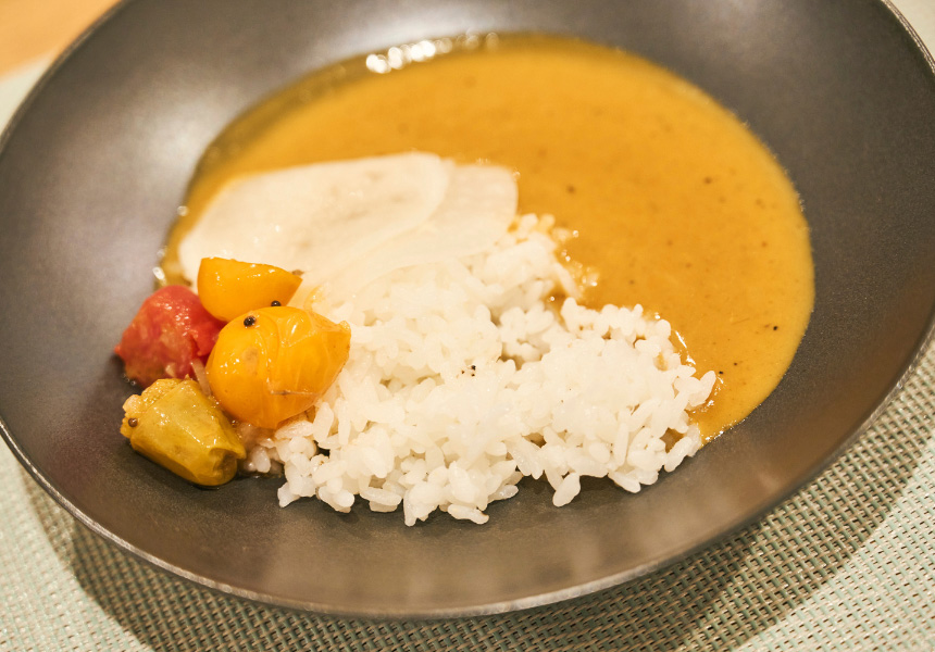 アメリケーヌカレー。付け合わせのトマトと大根も主役級のおいしさ。