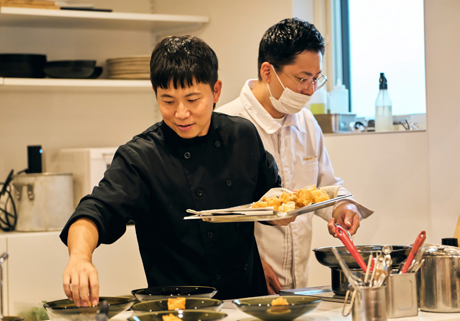 同時進行で料理を行う、おふたりのコンビネーションはお見事！
