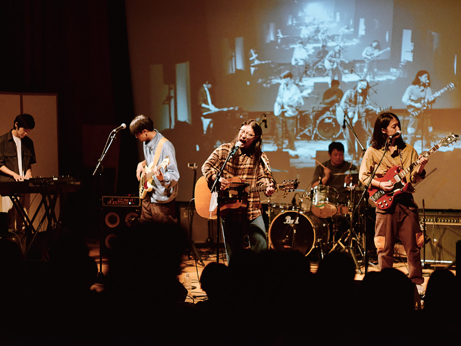 2024年「いい湯だな!」、映画館「ブルーバード会館」でのバンド・GOAT BELLのライブの様子。