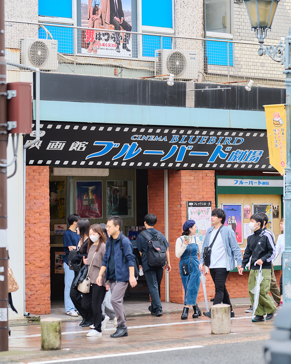 会場2つ目の「ライブハウス・ステージ」は、もうすぐ創業80年をむかえる老舗映画館「別府ブルーバード会館」。