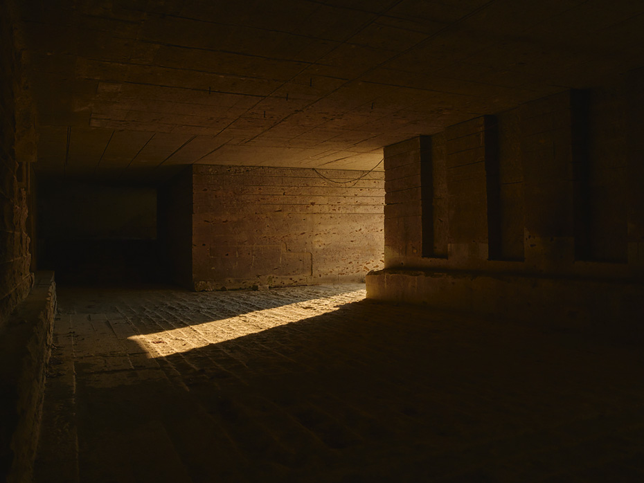 大谷の岩肌とインスタレーションの融合