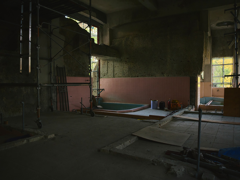 大谷の岩肌とインスタレーションの融合