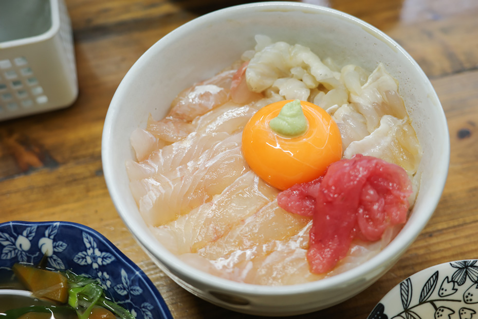 「平目えんがわ半々漬丼」をチョイス。