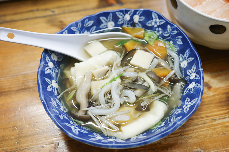 青森名物のせんべい汁は、朝にぴったりの優しい味わい。ほっとする出汁の香りが朝の体に染み渡る。
