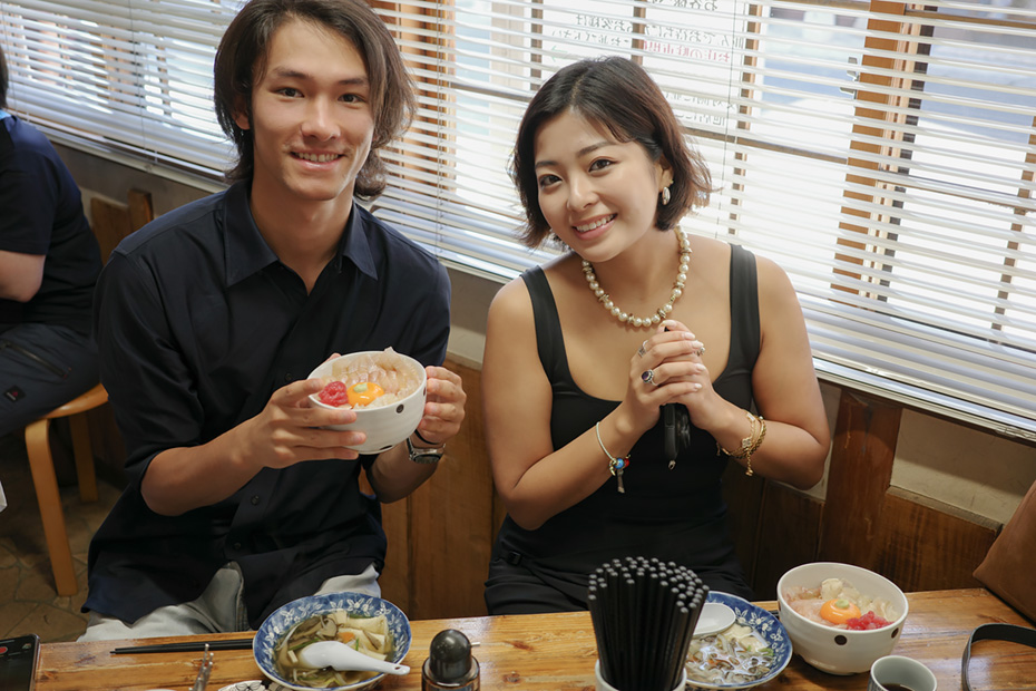 「朝からどんぶり!?」と驚いていた2人も、そのおいしさにペロリと完食。
